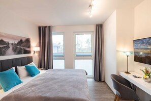 3 bedrooms, desk, travel crib, WiFi