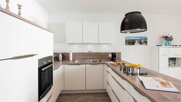 Kühlschrank, Mikrowelle, Ofen, Geschirrspüler