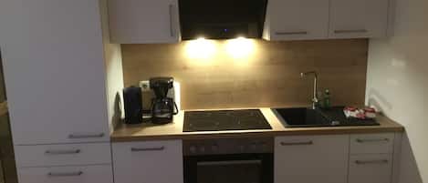 Fridge, oven, stovetop, coffee/tea maker