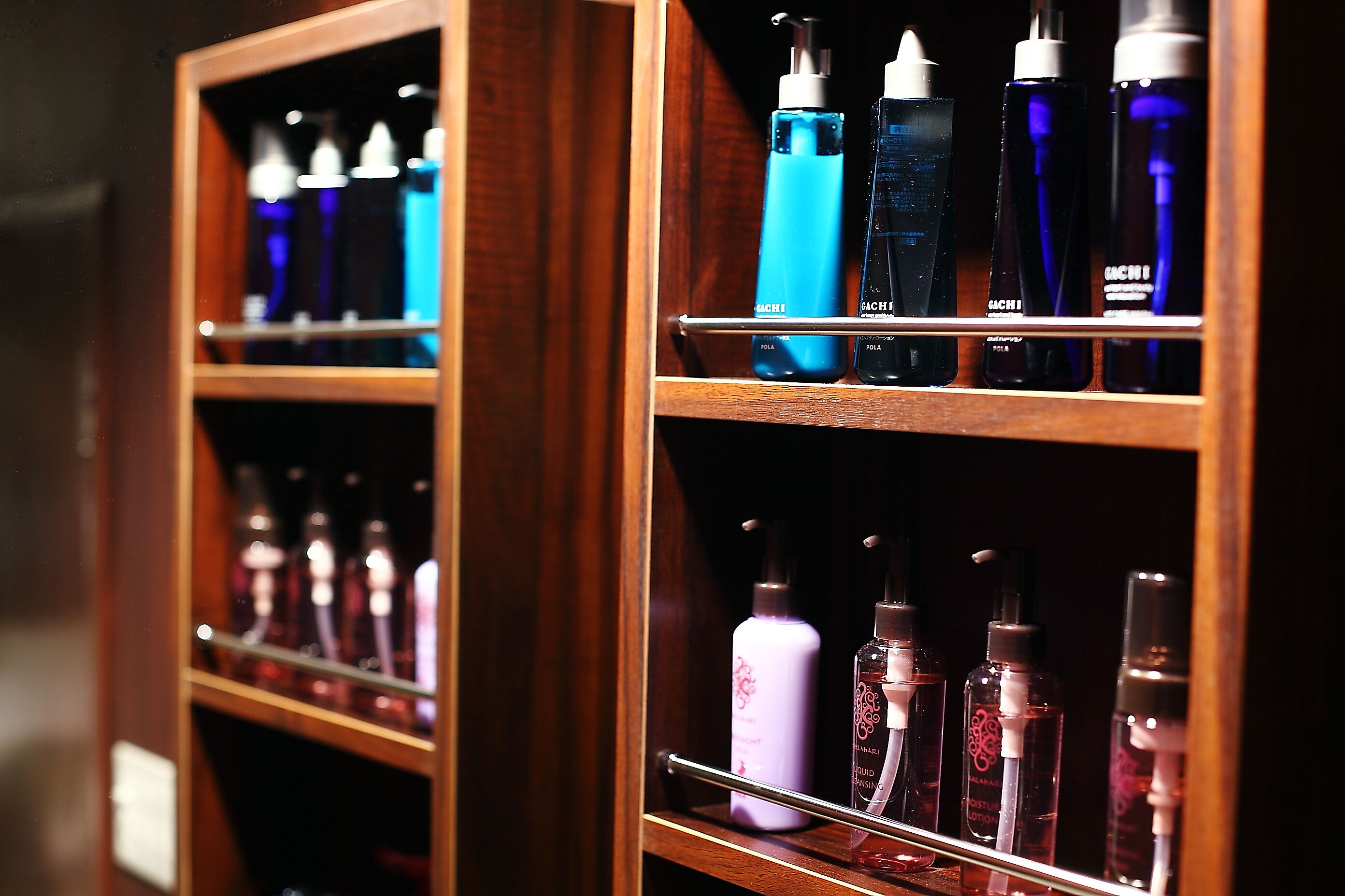 Un estante de madera con varias botellas de artículos de aseo.