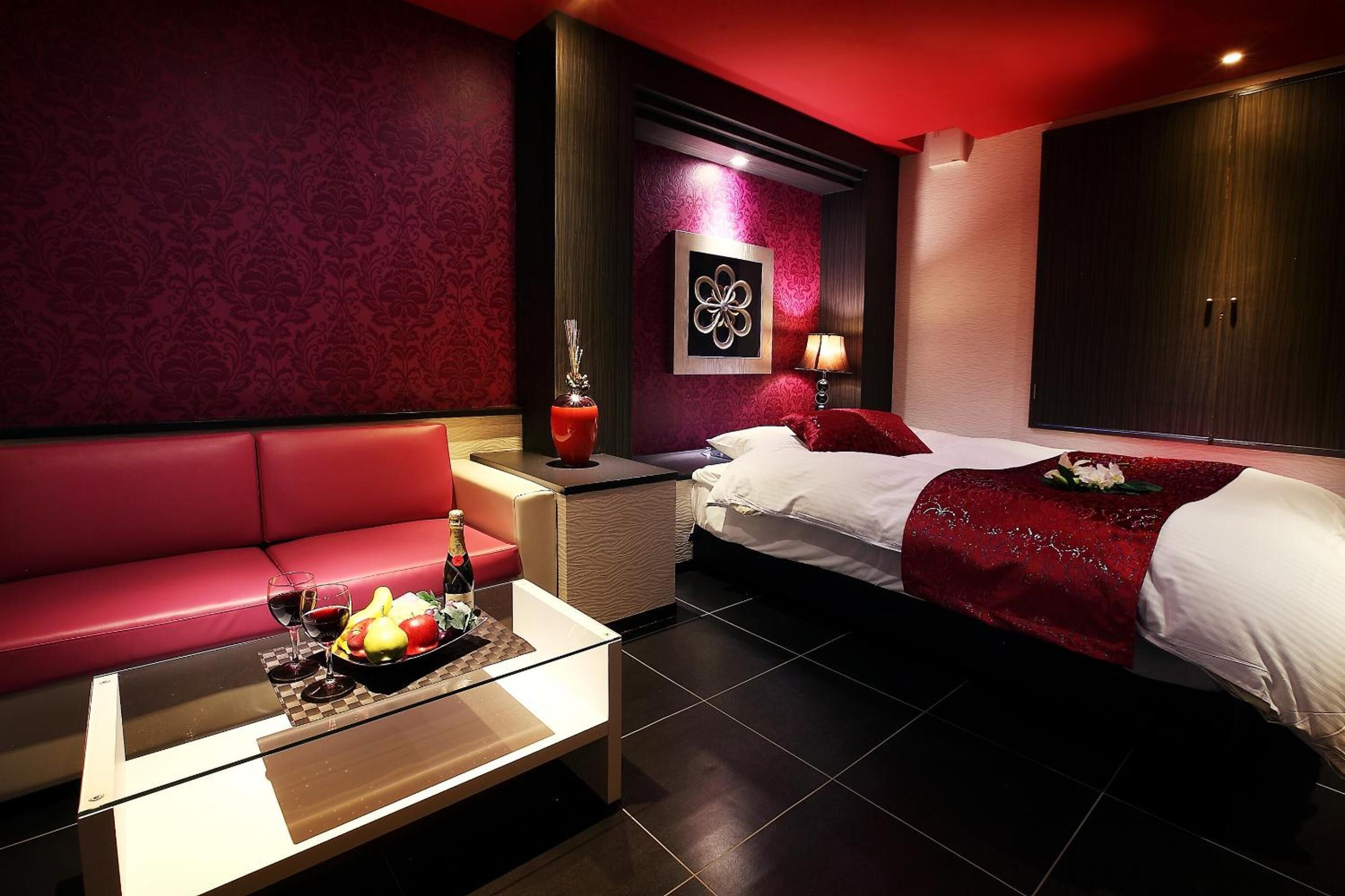 بديكورات فريدة لكل غرفة وطراز فريد لكل وحدة وستائر تعتيم