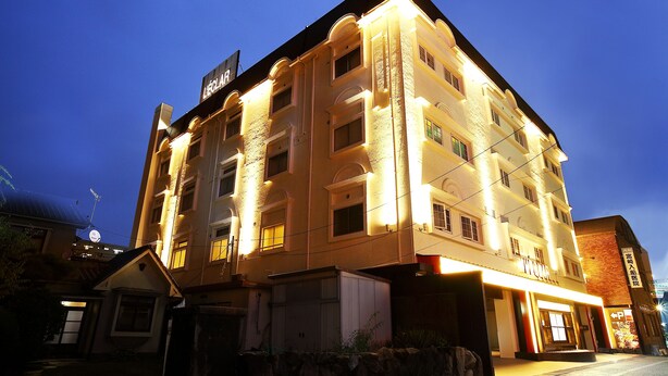 A multi-story hotel with a classic architectural design, featuring a prominent entrance and multiple windows. - Hotel L’eclair - Adults Only (Fukuyama)