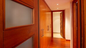 A hallway with wooden doors and a wooden floor. - Art apartment in Mamila (Jerusalem)