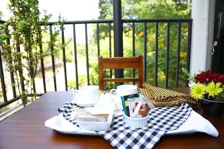 Desayuno con opciones de la cocina local diario (LKR 5 por persona)