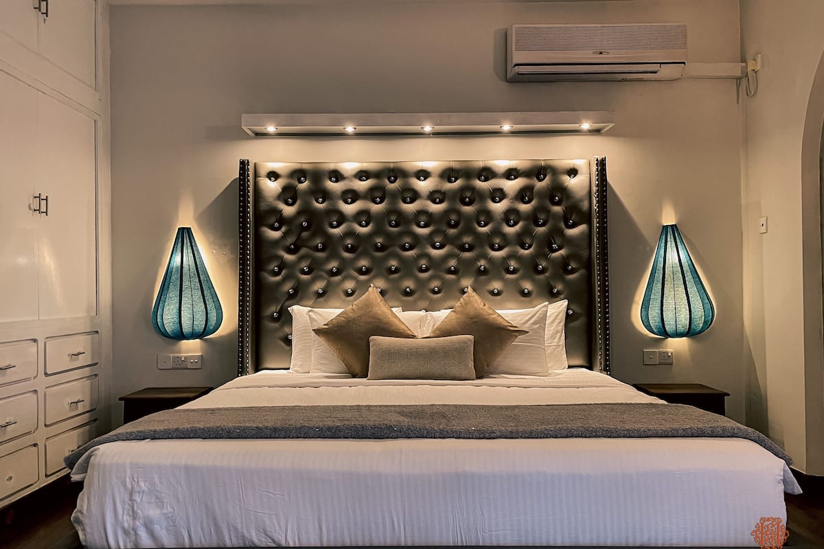 Deluxe Suite, Balcony | 1 bedroom, individually decorated, free WiFi