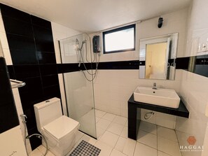 华丽双床房, 2 张单人床 | 浴室 | 淋浴设施、毛巾