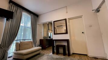 Una sala de estar moderna con un sofá, una mesita y un espejo en la pared.