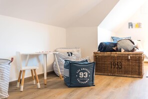 Unclassified image, 5 of 14, button - Message in a bottle, Germany (Zingst)