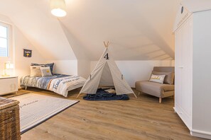 Unclassified image, 3 of 14, button - Message in a bottle, Germany (Zingst)