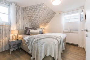 Unclassified image, 3 of 14, button - Message in a bottle, Germany (Zingst)