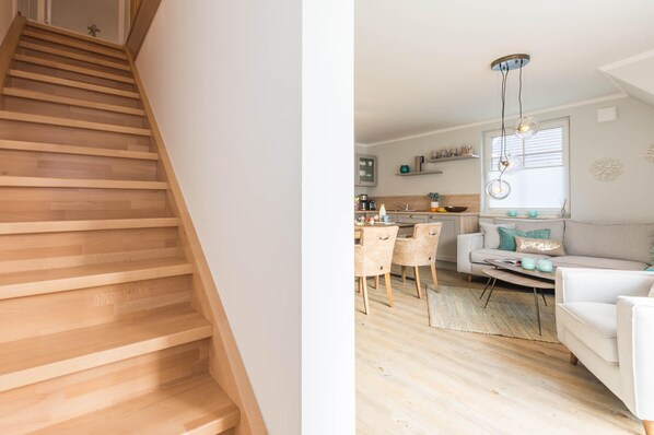 Unclassified image, 1 of 14, button - Message in a bottle, Germany (Zingst)