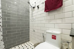 エコノミールーム クイーンベッド 1 台 禁煙 | バスルーム | シャワー、ヘアドライヤー、タオル、石鹸