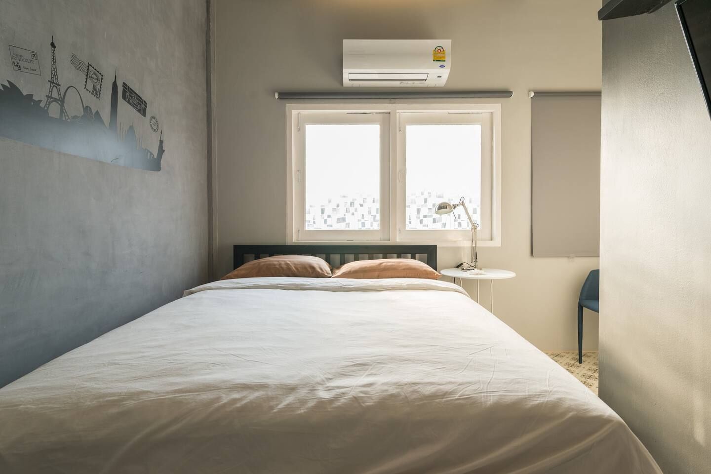 エコノミールーム クイーンベッド 1 台 禁煙 | 低刺激性寝具、低反発ベッド、客室ごとに異なる装飾、アイロン / アイロン台