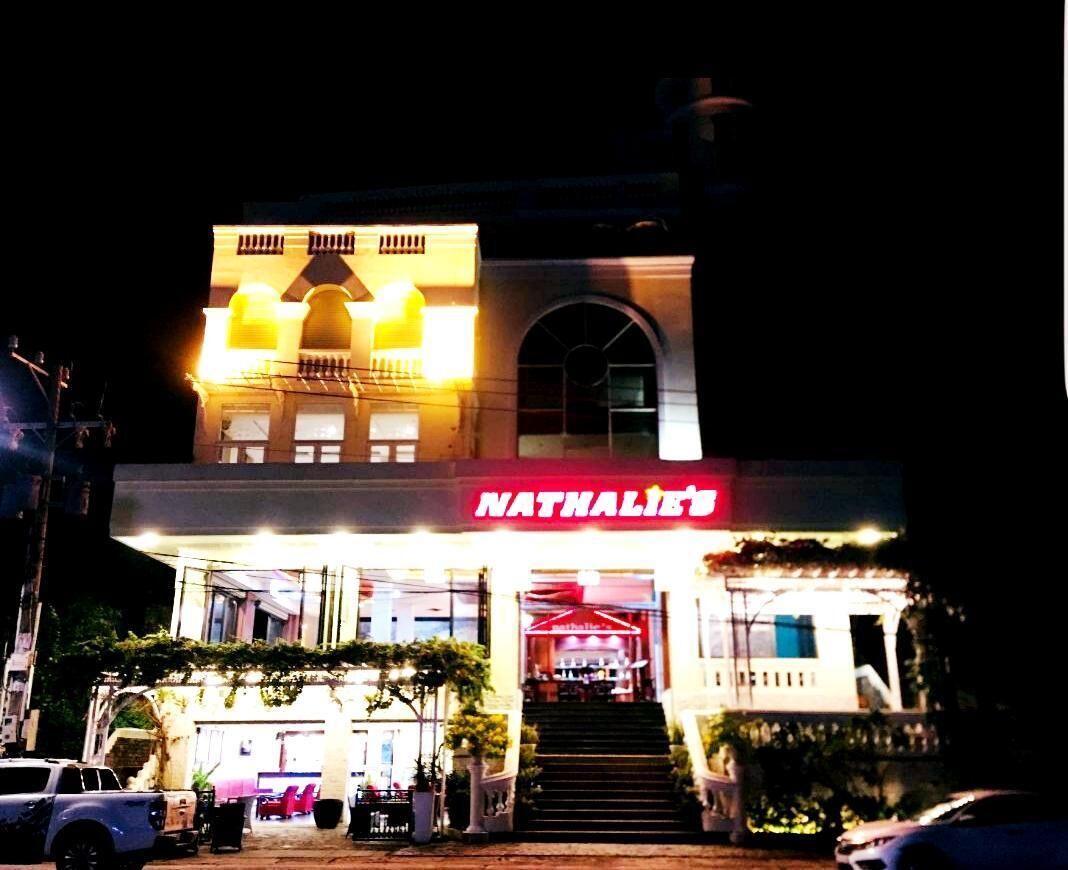Fachada de la propiedad por la tarde o noche