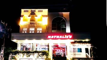 Fachada de la propiedad por la tarde o noche