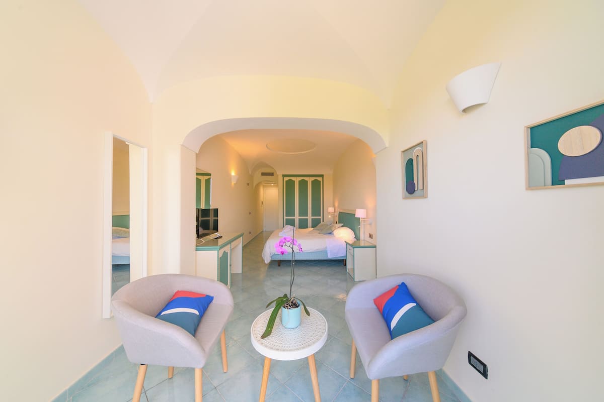 Suite junior | 1 habitación, escritorio, wifi gratis y ropa de cama