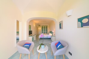 小型套房 | 办公桌、免费 WiFi、床单