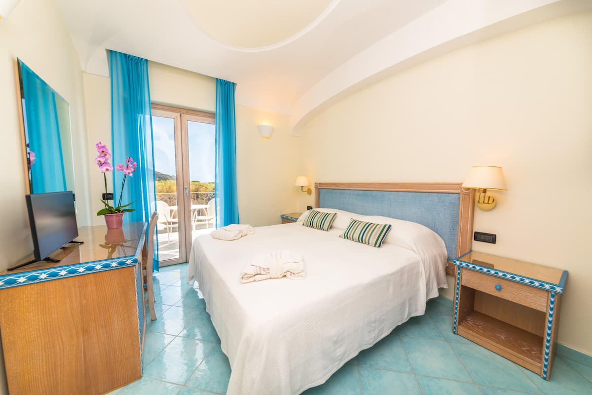 1 habitación, escritorio, wifi gratis y ropa de cama