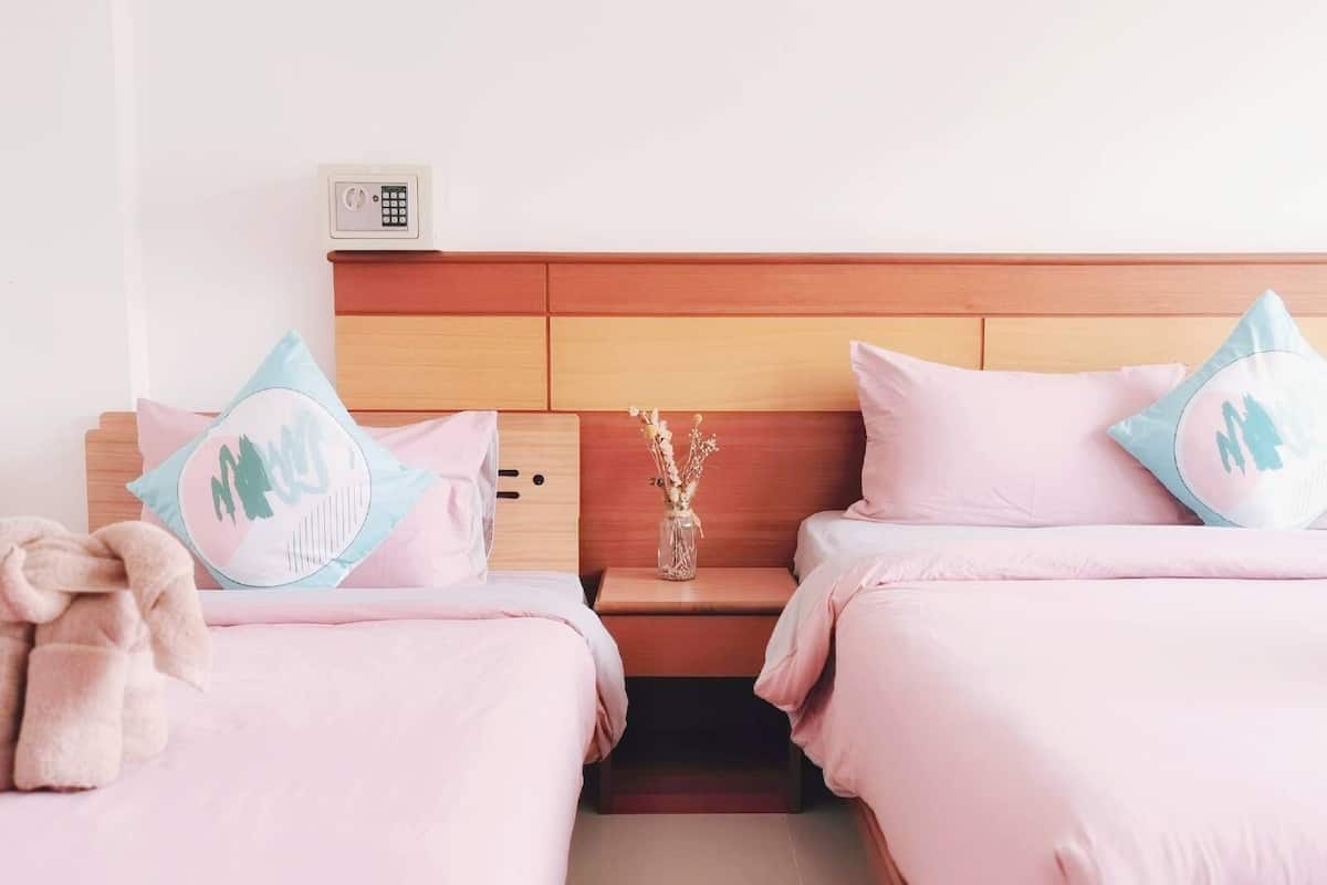 Tripla familiare, 1 camera da letto, balcone, vista città | Una cassaforte in camera, una scrivania, tende oscuranti