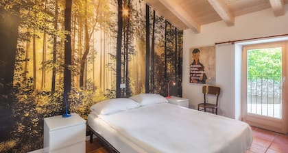 Villa en los viñedos con vistas a las montañas.