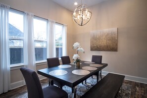 Dining - Brand NEW Large Impressive House Near Downtown! (San Antonio)
