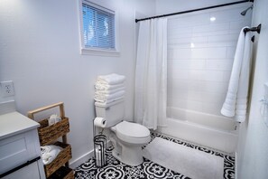 Apartment (2 Bedrooms) | Bathroom - Downtown View Cozy 2br/1ba Home Sleeps 8 (San Antonio)