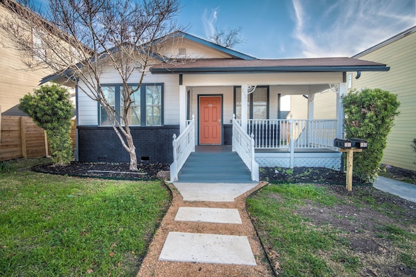 Exterior - Downtown View Cozy 2br/1ba Home Sleeps 8 (San Antonio)