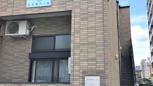 A multi-story building with a sign indicating it is an 'elevator house'. - Espoir (Kumamoto)