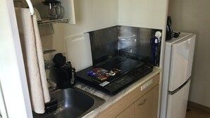 A compact kitchen with a stove, sink, and a refrigerator. - Espoir (Kumamoto)