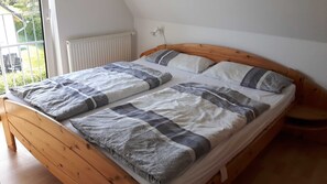 Unclassified image, 3 of 10, button - Wellenberg, Germany (Breege)