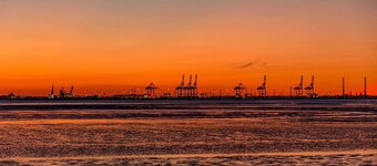 Lomatalon käki meren rannalla