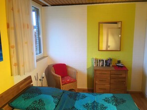 2 slaapkamers, reisbedje