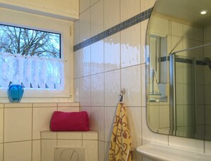 Een douche, een haardroger, toiletpapier