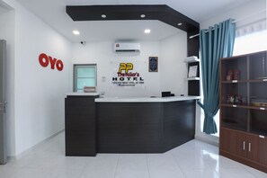 Reception - OYO 89859 PP Traveller's Hotel (Pasir Puteh)