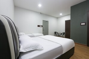 Deluxe Triple Room - OYO 89859 PP Traveller's Hotel (Pasir Puteh)