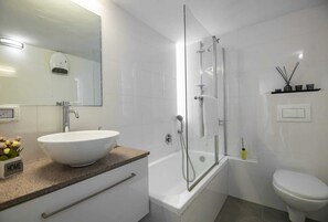 设计公寓 | 浴室 | 淋浴设施、大花洒淋浴喷头、免费洗浴用品、毛巾