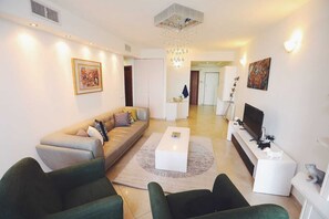 设计公寓 | 客厅 | 55-英寸电视（配备有线频道）