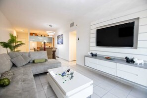 设计公寓 | 起居区 | 55-英寸电视（配备有线频道）