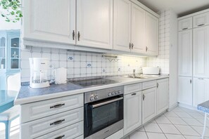 Køleskab, kaffe-/temaskine, elkedel, brødrister