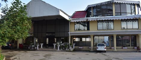 Vista frontal de la propiedad