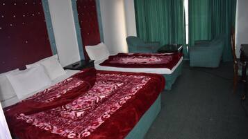 Family Room | Iron/ironing board, free WiFi