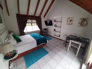 Desk, iron/ironing board, free WiFi, bed sheets - Briza Guest House (Cape Town)