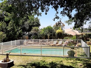 Outdoor pool, pool umbrellas, pool loungers - Briza Guest House (Cape Town)