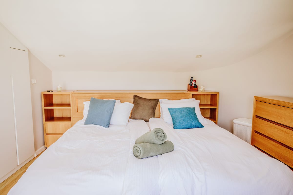 Deluxe Apartment | 6 bedrooms, desk, iron/ironing board, free cribs/infant beds