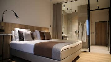 Deluxe Double Room, 1 King Bed (Azobe) | Premium bedding, down comforters, memory foam beds, in-room safe