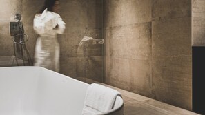 A modern bathroom with a large bathtub, a shower area, and a towel rack. - Waer Waters spa Hotel (Dilbeek)