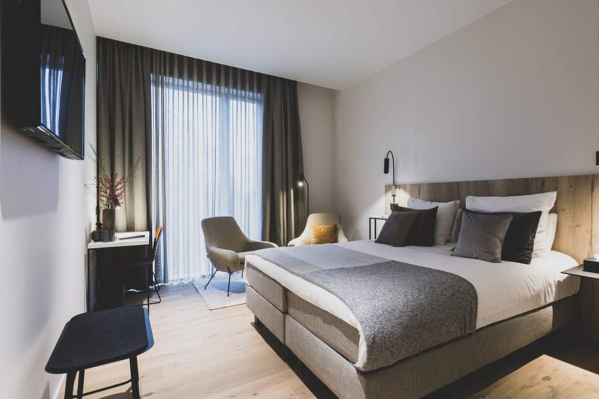 Deluxe tweepersoonskamer, 1 kingsize bed (Azobe) | Luxe beddengoed, donzen dekbedden, bedden met traagschuimmatras