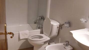 Kylpyamme, hiustenkuivaaja, pyyhkeet, vessapaperi