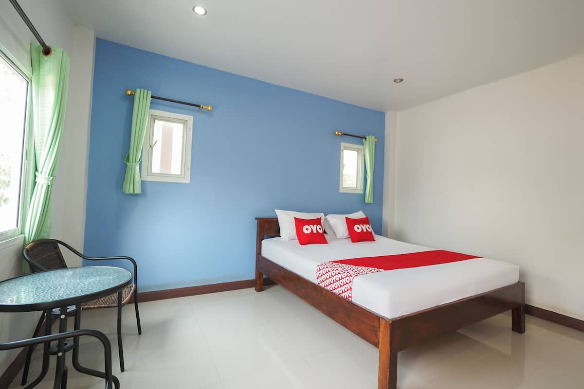 Desk, soundproofing, free WiFi, bed sheets
