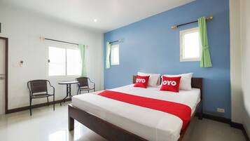 Desk, soundproofing, free WiFi, bed sheets